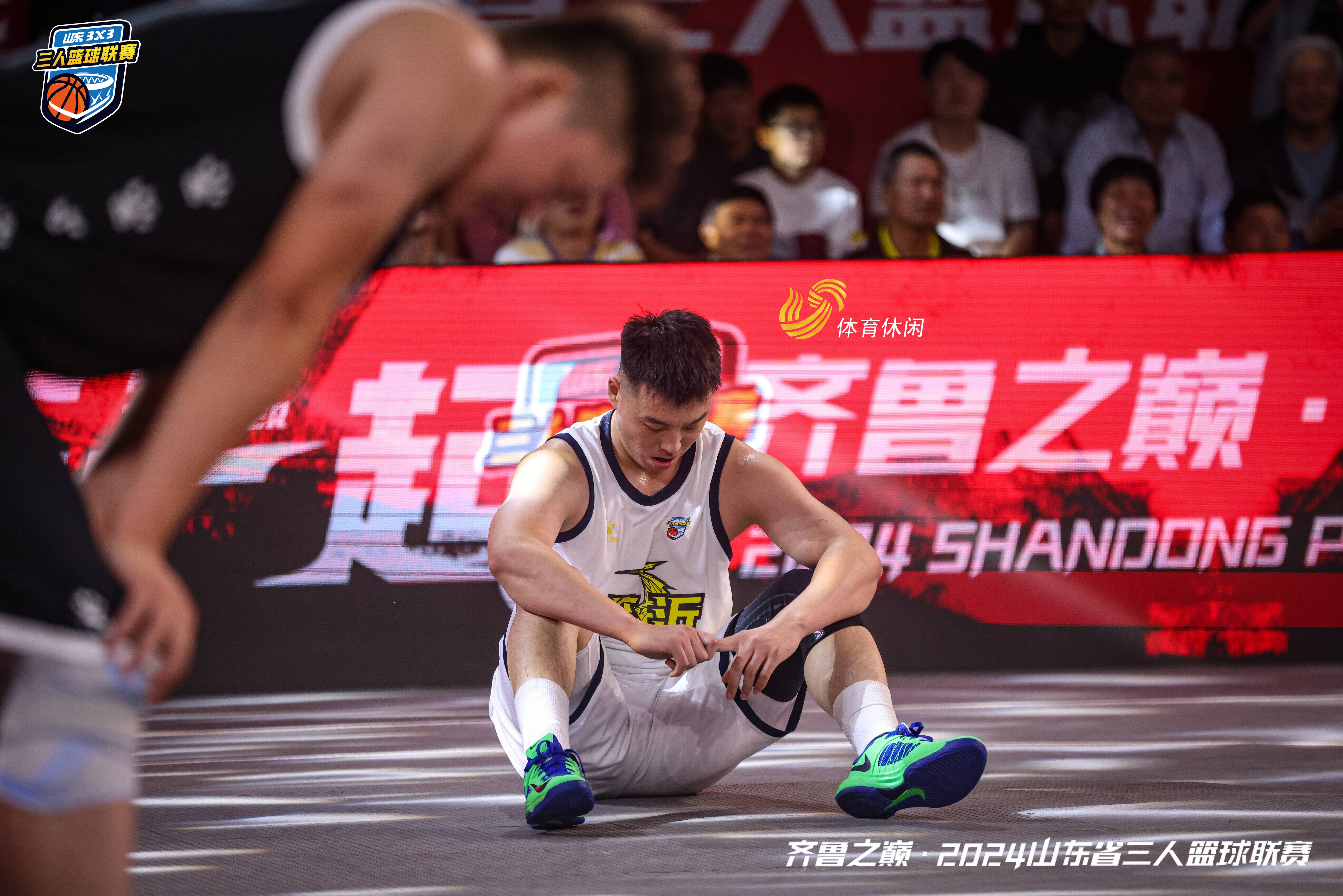 震撼对决：篮球赛场上的精彩瞬间的简单介绍