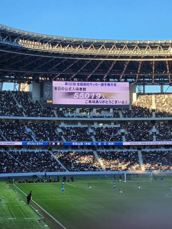 球场外观众比赛装扮炫目，现场气氛热烈