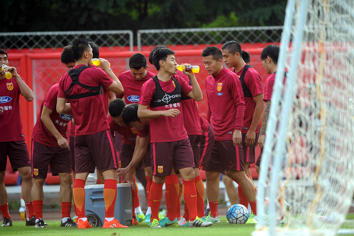 足球比赛现场：球员们奋勇拼搏