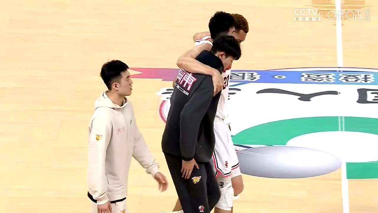 爱游戏-竞技场上球员的激烈对抗引发关注