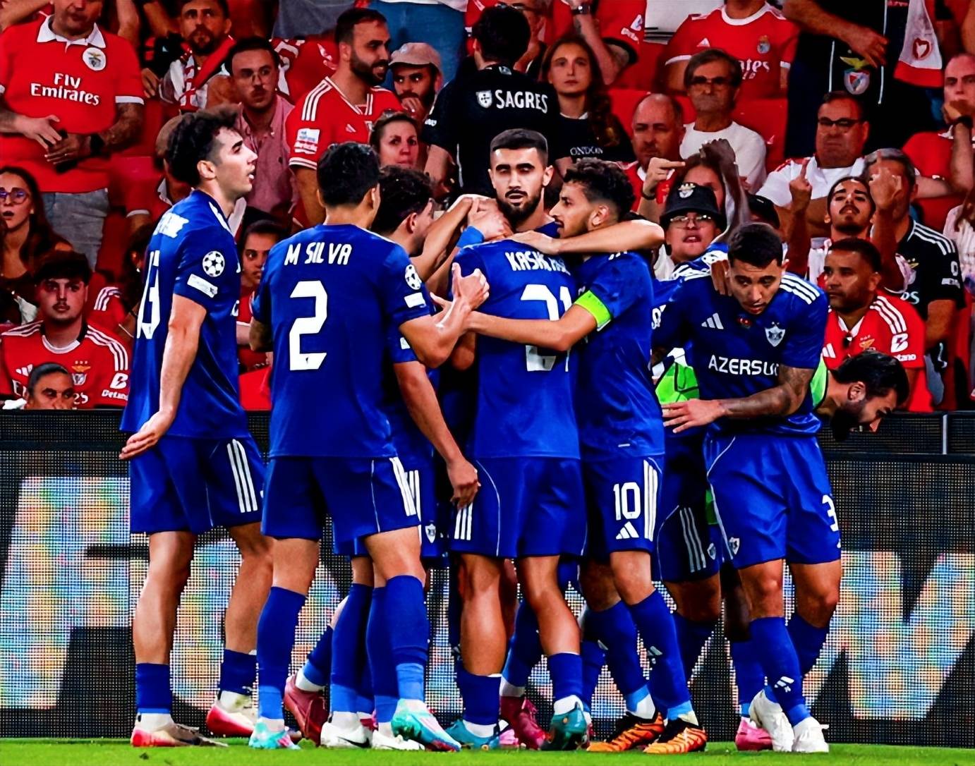 竞技场上球员的激烈对抗引发关注