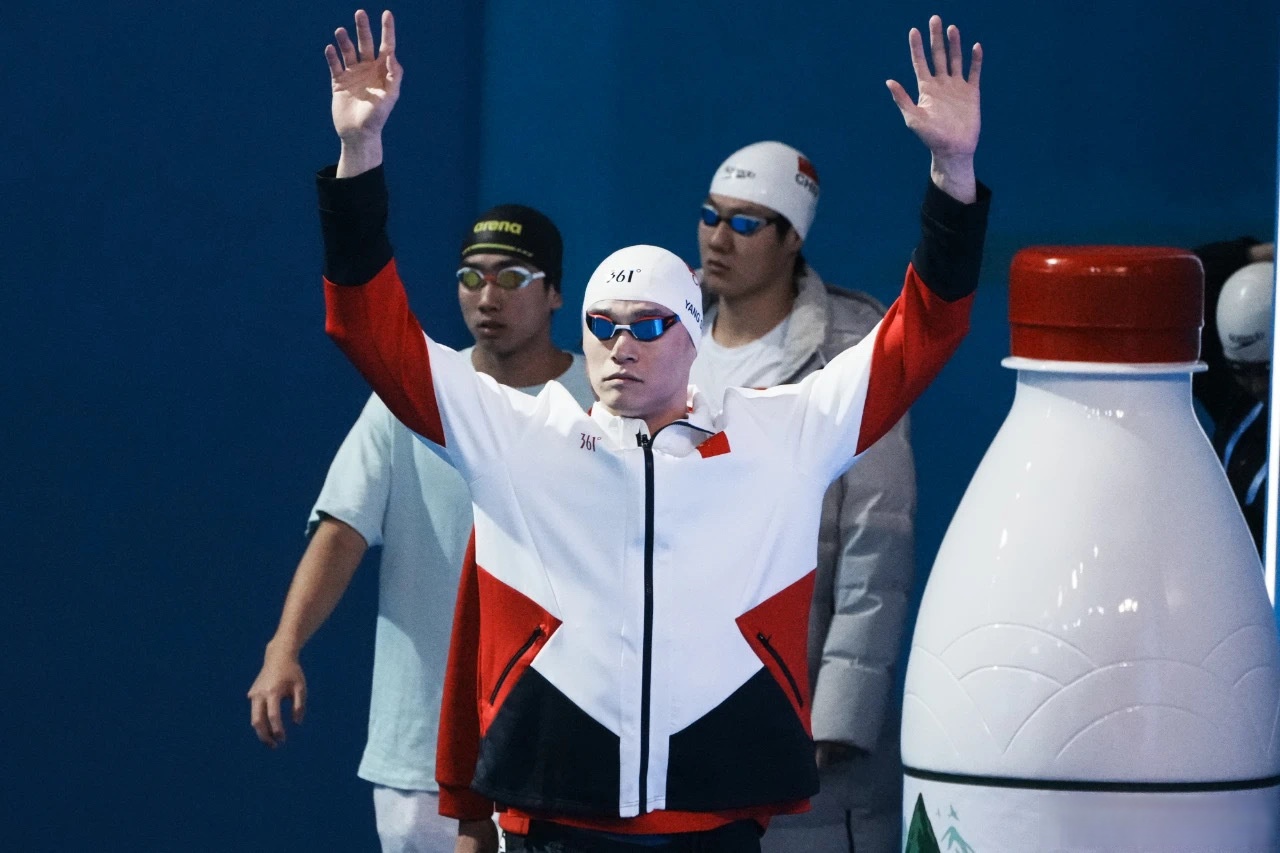 关于游泳选手突破自我，冲刺终点赢得掌声的信息