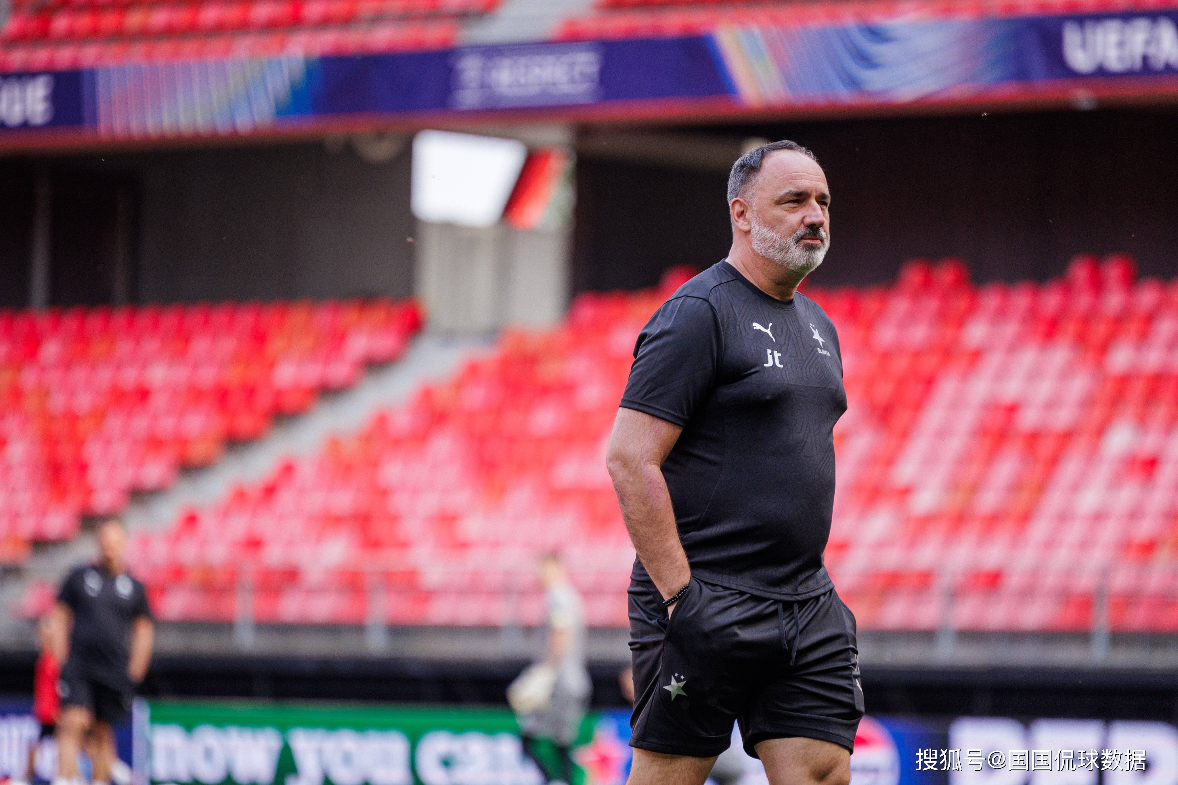 爱游戏体育官网-里尔后卫受伤下场，对球队防线影响较大的简单介绍