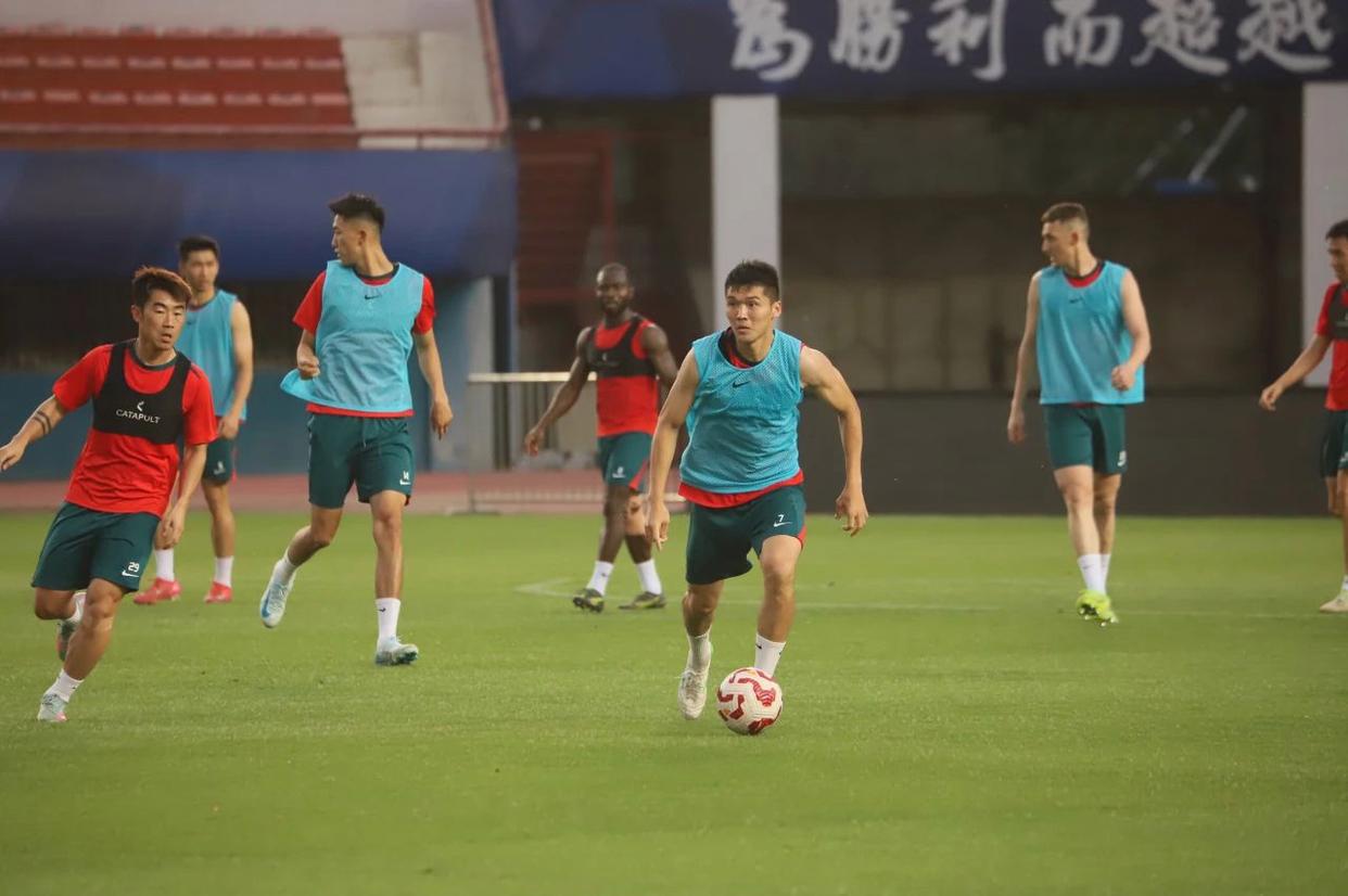 精彩纷呈:国际足坛热门赛事火热进行 精彩纷呈:国际足坛热门赛事火热进行